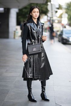 Street Style : Paris Fashion Week Womenswear Spring/Summer 2019 : Day Eight Streetwear Paris, Boots Closet, College Accessories, Spring Fashion Women, Trend Jacket, Paris Ootd, Hijab Design, Spring Streetwear, Street Style Paris Fashion Week