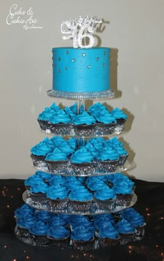 Blue cake and cupcake tower Ombré blue sweet 16 sweet sixteen Sweet 16th Birthday Cakes, Sweet 16 Cupcakes, Sweet 16 Birthday Ideas, Sweet Sixteen Party Ideas, Cupcake Rosa, Blue Sweets, 16 Party Decorations