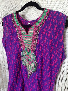 Sleevless vintage Dashiki indian tunic with dancing women print, embroidered peacock motif. Pull over top with intricate hand embroidered details with rhinestones. 100% cotton Tag says vintage size: xxl Modern day sizing, this is a US Womans size L Measurements are: 40 in bust 16 in Sleeve opening 43 in long/ shoulder to bottom hem Freshly laundered Cj Embroidered Peacock, Peacock Motif, Dashiki Dress, Indian Tunic, Dance Women, Purple Vintage, Leisure Suit, Peacock Green, Boho Tunics