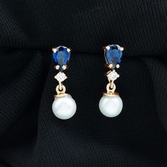 Détails du produit
Cette boucle d'oreille pendante est ornée de saphir bleu créé en forme de poire et de moissanite en serti griffe avec une belle perle d'eau douce en guise de goutte. Cette boucle d'oreille de fête de mariage est disponible en or massif.

Informations sur le produit

SKU
SHP-Boucles d'oreilles042171362


Longueur
18,5 mm


Largeur
5mm


Poids
1,60 g



INFORMATIONS SUR LES PERLES D'EAU DOUCE

Nombre de pierres
2 pièces


Poids total
4,47 carats


Dimension (environ)
Rond-6X6 mm-2 Pièces


Couleur
Blanc


Couper
Taille brillant


Forme
Rond


Type de paramètre
Réglage des broches


Niveau de qualité
AAA



INFORMATIONS SUR LE SAPHIR BLEU CRÉÉ PAR LE LAB

Nombre de pierres
4 pièces


Poids total
1,13 carats


Dimension (environ)
Poire-4X6 mm-2 Pièces
Rond-2,20X2,20 mm-2 Piè Party Earrings, Signature Jewelry, Pearl Earrings Dangle, Timeless Jewelry, Silver Earrings Dangle, Pearl Drop, Conflict Free Diamonds, Pear Shape, Free Jewelry