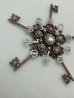 Handgefertigter Skelettschlüssel Schneeflocke, Steampunk. Alle Metallteile und alle in Resin für die Haltbarkeit eingefasst. Verwenden Sie als Ornament oder einfach nur hängende Dekoration das ganze Jahr über. Sonderanfertigungen sind möglich. Steampunk Christmas Decorations, Steampunk Christmas Tree, Steampunk Fairy, Diy Steampunk, Steampunk Christmas, Christmas Decorations Ideas, Steampunk Diy, Skeleton Key, Snowflake Ornaments