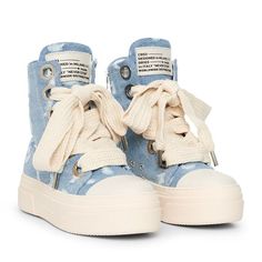 Un zapato, elegante y casual al mismo tiempo.
 La plataforma sólida y los maxi cordones color crema completan el conjunto.
 El tejido "jeans" lo hace elegante y deportivo, ¡fácil de combinar! Denim Blue Cotton Lace-up Sneakers, Trendy High-top Sneakers With Thick Bottom For Spring, Trendy Spring High-top Sneakers With Thick Bottom, Trendy Spring Canvas Shoes With Thick Bottom, Trendy Denim Blue Lace-up Sneakers, Trendy Denim Blue Round Toe Sneakers, Trendy Denim Blue Sneakers With Round Toe, Spring Streetwear Sneakers With Front Lace-up, Spring Streetwear Canvas Shoes With Thick Bottom