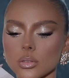 Glitz And Glam Makeup Look, White Shimmer Makeup Looks, Wedding Makeup Ethereal, Light Shimmer Eye Makeup, Champagne Makeup, Wet Makeup, Glitter Looks, Full Glam, Night Beauty