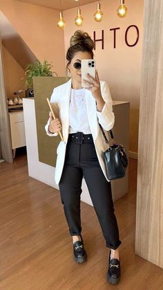 20+ stylish female CEO outfits that blend power and polish. Perfect for young women looking to lead with confidence and make a statement at work. Conference Outfit, Office Casual Outfit, Business Casual Outfits For Women, Cool Winter