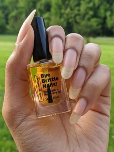 Bye Brittle Nails! 💪  made with the undersides of the nail's free edge especially in mind. Enhanced with Hemp seed & Lemon Essential Oil, this nail goodie wins for strengthening painfully weak and brittle nails.  The brush delivers maximum coverage with one swipe, even onto long nails. Smells like lemon. 🍋  14ml. Happy Nail Growing and enjoy! How to Use: For best results, apply a modest swipe at night at least three times per week on clean, natural nails and undersides, or after your shower. C Broken Toenail, Lemon Essential Oil, Happy Nails, Nail Oil, Brittle Nails, Hemp Seed, Strong Nails, Healthy Nails, Hemp Seeds