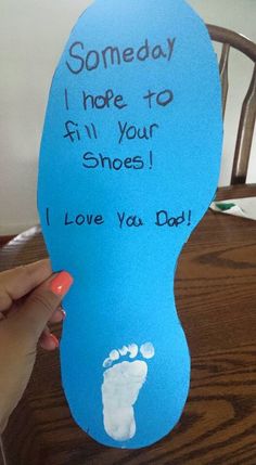 someone is holding up a blue shoe shaped card with the words, i hope to fill your shoes i love ya dad