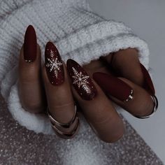 Christmas Nails For Black Women, Xmas Gel Nails, Red Snowflake Nails, Simple Xmas Nails, Winter Themed Nails, Nile Art, Christmas Themed Nails, Leo Nails, Black Christmas Nails