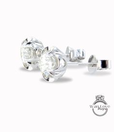 1 ct Ciascuno 2 ctw Orecchini da damigella d'onore da sposa rotondi con ranuncolo, orecchini in oro bianco Moissanite, regalo di anniversario, pronti per la spedizione.

 È il regalo perfetto per l'anniversario, il regalo di nozze, il regalo per la festa della mamma, il regalo di compleanno, il regalo di festa o semplicemente per dire il regalo Ti amo!!

 **Screwbacks

 ~Dettagli~

 Metallo: oro bianco 10k

 Dimensioni: 8,75 mm

 ~Gemme centrali~

 Tipo-Moissanite

 Peso: 1 ct ciascuno = 2 ct ( Diamond White Prong Set Diamond Earrings For Wedding, Diamond White Wedding Earrings With Prong Setting, Diamond White Diamond Earrings With Prong Setting For Wedding, Diamond White Earrings With Prong Setting For Wedding, Wedding Earrings With Lab Grown Diamonds, White Round Cut Diamond Earrings For Wedding, Wedding Moissanite Diamond Earrings With Prong Setting, Moissanite White Gold Diamond Earrings For Wedding, White Gold Moissanite Diamond Earrings For Wedding