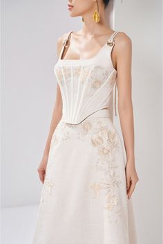 Elegant Underbust Corset For Spring, Beige Underbust Corset For Party, Elegant Corset With Sweetheart Neckline And Adjustable Straps, Luxury Sleeveless Corset, Beige Fitted Party Corset, Elegant Sweetheart Neckline Corset With Adjustable Straps, Beige Fitted Corset For Party, Elegant White Square Neck Corset, Cream Strapless Corset With Boned Bodice