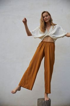 Easy as Sunday mornin'. This simple yet flattering cut has plenty of room to lounge in comfort. Pull them on and start your day with ease. Made of 100% Raw Silk, there is a slight texture to the pant that feels soft and cozy as your favorite sweatpants. Travel Lounge, Silk Wide Leg Pants, Everyday Pants, Mode Boho, Travel Pants, Womens Trousers, Silk Pants, Elastic Waist Pants, Womens Pants