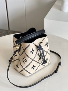 The NéoNoé bucket bag in Monogram Empreinte looks more fashionable than ever, adorned with immaculately crafted contrast stitching. The supple leather is printed, embossed, then embroidered with a distinctive pattern that recalls the quilted lining of the Maison’s trunks. The refined embellishment makes this versatile NéoNoé a statement piece for Spring 2022 and seasons to come. Detailed Features 26 x 26 x 17.5 cm (Length x height x width ) Crème Beige / Black Embroidered embossed supple grained Lv Art, Tas Louis Vuitton, Tas Lv, Néonoé Mm, Louis Vuitton Neonoe, Luxury Bags Collection, Girly Bags, Luxury Purses, Fancy Bags