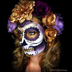 Pretty Purple and Gold Sugar Skull Halloween Makeup Makijaż Sugar Skull, Tattoo Pretty, Makeup Zombie, Sugar Skull Costume, Halloween Make-up Looks, Art Skeleton