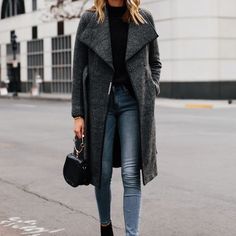 ¡Inspírate y arma los mejores outfits de invierno! La entrada 10 outfits de invierno con jeans para sentirte cómoda en la oficina se publicó primero en Mujer de 10: Guía real para la mujer actual. Entérate ya.. Affordable Winter Outfits, Black Womens Fashion, Outfits Leggins, Women Winter Outfits, Winter Maternity Outfits, Winter Mode Outfits, Elegante Y Chic, Smart Casual Style, Stylish Winter Outfits