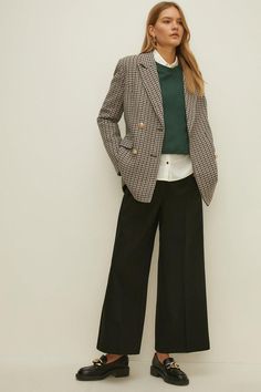 Petite Pleat Detail Tailored Wide Leg Womens Tailoring, Tailored Trousers Outfit, Easy Office Outfits, Petite Outfits Casual, Classic Fashion Looks, Wide Leg Trousers Outfit, Tailored Style, Outfits Petite, Office Outfits Women