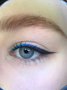 Simple Blue Eyeliner Makeup, Minimal Blue Eye Makeup, Blue Makeup For Hooded Eyes, Blue Eyeliner Green Eyes, Blue And Black Eyeliner, Soft Blue Eye Makeup, Blue Eyeliner Blue Eyes, Dark Blue Makeup Looks, Blue Eyeliner Looks