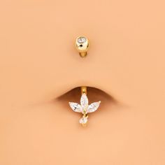 A cute and dainty design. This 14K solid gold flower belly button ring emanates a gentle and pure vibe. It reflects the softness and beauty of femininity. Dream Piercings, Titanium Belly Button Rings, Ring Day, Conch Hoop, Dangle Belly Rings, Skull Hand, Belly Button Ring, Button Rings, Navel Rings