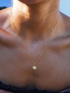 Embrassez la beauté radieuse de l'été avec notre collier soleil en opale blanche. Cette pièce exquise comprend un magnifique pendentif en opale soleil, capturant l'essence de la lumière du soleil et le charme céleste. Les teintes irisées de l'opale scintillent à chaque mouvement, reflétant la chaleur et l'éclat du soleil. Caractéristiques principales :Design : un motif rayon de soleil délicat serti d'une opale blanche, symbolisant l'énergie vibrante du soleil. Matériau : pendentif opale de haute Elegant Summer Jewelry With Sun Design, Sunburst Shaped Jewelry As Summer Gift, Sun And Moon Design Jewelry For Summer, Sun And Moon Design Jewelry As Summer Gift, Sun-shaped Necklace For Summer Gifts, Summer Gift Jewelry With Sun And Moon Design, Sunburst Shape Summer Gift Jewelry, Summer Sunburst Jewelry Gift, Summer Sun Design Jewelry Gift