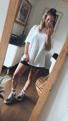 Outfit cómodo sporty Mid Socks Outfit Women, Black Vans Summer Outfit, Vans Socks Outfit Women, Converse And Crew Socks Outfit, Vans With Long Socks, Half Crew Socks Outfit, Vans Workout Outfit, Vans And Socks Outfits, Mid Socks Outfit