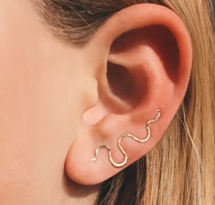 Big Earlobe Piercing, Piercing Snake, Piercing Face, Vsco Ideas, Ear Peircings, Snake Gift, Snake Ears, Ear Climber Earrings, Silver Ear Climbers