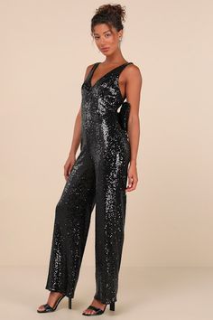 Walking in like you own the place is exactly how the Lulus Feeling Sparkly Black Sequin Bow Wide-Leg Jumpsuit is supposed to make you feel! This fabulous jumpsuit is sure to make you the shiniest sight in any room with its dazzling black sequin composition that shapes a princess-seamed bodice with a V-neckline and a flirty open back design, all supported by wide straps. The high fitted waist tops trendy wide pant legs that fall to ankle-grazing hems. The dramatic, oversized bow detail at the bac Bow Jumpsuit, Sparkly Jumpsuit, White Cocktails, Disco Fashion, Tops Trendy, Sequin Jumpsuit, Country Concert Outfit, Sequin Bow, Cocktail Attire