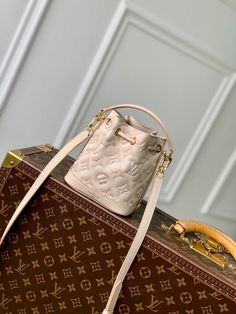 Size: 13cm*16cm*10cm It comes with Dust box, Care manual, Tag, and Paper bag. Luxury Bag, Isle Of Man, Debit Card, Place Your Order, Bags Shoes, Size 13, Backpack Bags, Luxury Bags, Calf Skin