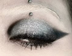 Black And Silver Makeup, Silver Makeup, Punk Makeup, Alt Makeup, Swag Makeup, Makeup Board, Cool Makeup Looks, Lots Of Makeup, Dope Makeup