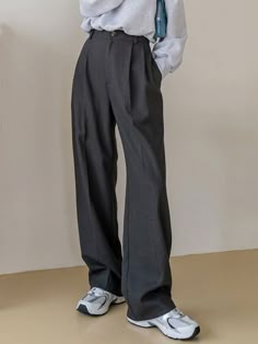 Womens Grey Slacks Outfit, Straight Fit Trousers Women, Woman Slacks Outfit, Grey Straight Pants Outfit, Loose Pants Outfit Women, Pleated Pants For Women, Grey Pants Aesthetic, Dark Grey Trousers Outfit, How To Style Grey Pants