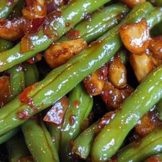 green beans with sauce and chicken on top