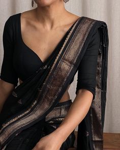 Black Blouse Matching Saree, Black Wedding Saree, Black Saree Draping Styles, Khadi Saree Blouse Design, Black Saree Jewellery Ideas, Plain Black Blouse Designs For Saree, Back Saree Blouse Design, Black Saree Blouse Ideas, Coffee Brown Saree Combination Blouse