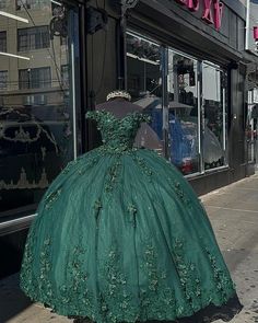 Val’s XV Boutique on Instagram: "Back in stock🍀 #xv #quinceañera #quince" Dark Emerald Green Quince Dress, Quinceanera Dresses Forest Green, Quince Dark Green, Green And Gold Quince Dress, Dark Green Quince Dress, Forest Green Quinceanera Dress, Dark Green Quince, Dark Green Quinceanera Theme