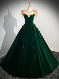 Green Ball Gown, Gaun Abad Pertengahan, डिजाइनर कपड़े, High Neck Prom Dress, Velvet Prom Dress, Long Formal Gowns, Prom Dress Stores, Long Formal Dress, Beaded Prom Dress