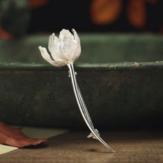 This stunning handmade Tulip Brooch is a real fashion statement, crafted from polished silver to capture the beauty of nature in a modern, sophisticated style. A perfect gift for any occasion, this brooch will bring a touch of luxury and elegance to any look. DETAILS Materials:  Silver Size: 0.47 "*2.01"(1.2cm*5.1cm) Silver  Weight:  5.9g Tulip Boutonniere, Real Fashion, Cuban Link Chain Necklaces, Hand Necklace, Opal Pendant Necklace, Heart Hoop Earrings, Nature Inspired Jewelry, Skull Earrings, Silver Brooch