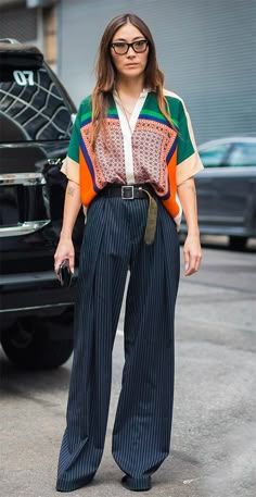 Street style look com calça pantalona. Ethno Style, Mode Vintage, Mode Inspiration, Mixing Prints, Looks Style, Inspired Outfits, Striped Pants, Work Fashion, Creative Fashion