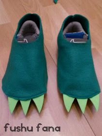 a pair of shoes that are made to look like an alligator's mouth and feet