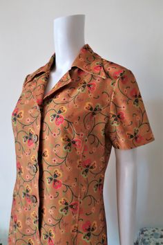 Beautiful True Vintage mini shirt dress from the late 1960s or early 1970s. Made from a soft poly fabric in a stunning shade of ochre/copper with a multicolor clover leaves pattern. Slightly fitted, short lapel collar, short sleeves, button tab. Unlined. Made in Finland! Perfect for a vacation, as the dress doesn't have to be ironed. BRAND: Finnfashion ERA: 1960s, 1970s COLOR: Ochre, green, red, black, yellow, white FABRIC: 100% polyester SIZE: Vintage size 42, fits best M (or S for a more relax Vintage Collared Brown Dress, Vintage Brown Collared Dress, Clover Leaves, Clover Pattern, Duffle Coat, Late 1960s, Leaves Pattern, House Dress, Mini Shirt Dress