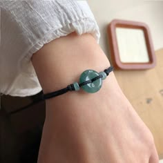 🍀 Perlenmaterial: Echte Jade / echter Jade stein 🍀 Personalisierte: 🍀 Seilfarben:【Schwarz】-Andere Farben sind verfügbar, geben Sie mir einfach Nachrichten und sagen Sie mir, welche Farbe Sie mögen. 🍀Das zierliche Armband ist mit einer JadePerle versehen, die ein hübsches Armband für Dich machen. Es könnte ein tolles Geschenk für Ihre Freunde und Familie sein, die ihnen viel Glück und ein glückliches langes Leben wünscht. Affordable Green Bracelets With Adjustable Cord, Casual Jade Jewelry As Gift, Handmade Casual Jade Jewelry, Jade Bracelet As Gift, Casual Round Jade Jewelry, Unique Jade Bracelets For Gift, Green Bracelets With Adjustable Cord, Jade Leather Bracelet, Handmade Green Jade Bracelets