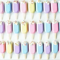 there are many ice cream pops on the stick