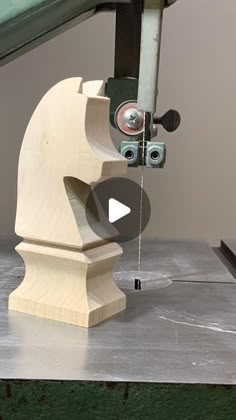 a machine that is working on some kind of woodworking project with the help of a video