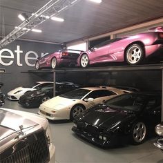 there are many different cars on the shelves in this car showroom that is full of them