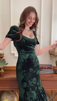 Brielle Squared Neckline Velvet Midi Dress in Green Green Velvet Dress Outfit, Classy Christmas Outfit, Fashion Definition, Emily Gilmore, Being Classy, Emerald Dresses, Christmas Dress Women, Squared Neckline, Green Velvet Dress