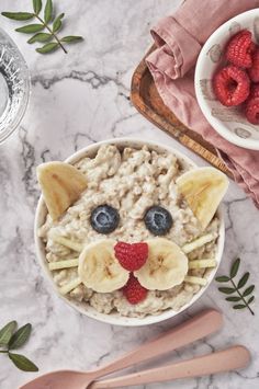 Adorable Bowl Of Organic Oatmeal Topped With Banana Blueberries And Raspberries To Look Like A Cute Cat Face Children Breakfast Ideas, Food Art Breakfast, Kid Breakfast Ideas, Breakfast For Children, Themed Breakfast, Cute Breakfast Ideas, Children Cooking, Funny Breakfast, Cute Breakfast