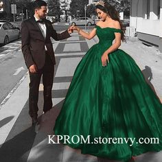 Green Ball Gown, Green Quince, Quincenera Dresses, Quinceñera Dresses, Green Wedding Dresses, Satin Ball Gown, Pretty Quinceanera Dresses, Quince Dress, Chique Outfits