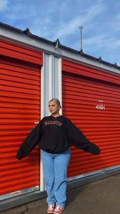 Oversized Sweatshirt Outfit Plus Size, Winter School Outfits Plus Size, Chubby Winter Outfit Ideas, Fall Outfits For School Plus Size, Autumn Aesthetic Clothes Plus Size, Oversized Crewneck Outfit Fall, Streetwear Fashion Mid Size Women, Crewneck Outfit Plus Size, Streetwear Outfit Plus Size