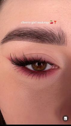 Makeup Inspo With Eyeliner, Eye Make Up Inspiration, Makeup With Red Eyeshadow, Pink Day Makeup, Maroon Eye Look, Red Look Makeup, Red Dark Makeup, Cherry Red Eye Makeup, Dark Cherry Makeup Look