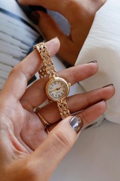 Discover timeless elegance with our stunning vintage gold watch, designed for the modern woman who appreciates classic beauty. With a case diameter of 20-25 mm, this small watch is the perfect size to make a stylish statement without overwhelming your wrist. Crafted from durable metal, both in the case material and the band material, this womens gold watch combines durability with sophistication. Its thick gold watch design exudes luxury, while the dainty watch aesthetic ensures it remains delicate and refined. This exquisite vintage watch is more than just a timepiece; it's a celebration of vintage charm. Whether you're adding to your collection or searching for the perfect accessory to elevate your outfit, this vintage womens watch is a fantastic choice. Ideal for any occasion, this gold Classic Gold Watch Women, Womens Wrist Watch, Small Watches Women Vintage, Vintage Gold Watch Women’s, Watches Women Aesthetic, Watches Women Digital, Women’s Watch, Dainty Watches For Women, Gold Watch Design