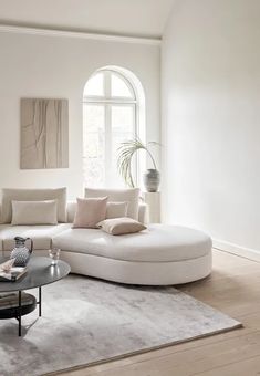 minimal white neutral circular sofa living room inspiration Marble Arch Sofa, Marble Arch Sofology, Sofology Marble Arch Sofa, Luxury Modern Curved Sofa, Curved Sofa Boucle, Tattoo Modern, Latest Interior Design Trends, White Sofas