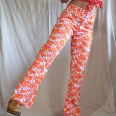 ▲ vintage 1970s funky floral print pants by Lilly Pulitzer » flared bell bottom style » snap button fly SIZE / MEASUREMENTS (taken flat and already doubled for you) no labeled size, see measurements below: waist 31" hips 42" rise 12" inseam 32" outseam 42" Δ LABELS / TAGS Lilly Pulitzer Men's Stuff Palm Beach, Pulitzer Jeans Δ MATERIAL feels like a thick cotton or cotton blend Δ CONDITION excellent vintage condition, but has a very minor tiny light minor stain on front, one tiny tear on the front center of left knee, and a small tear on bottom hem Δ please note that this item is true vintage and has survived many decades! we do our best to note any flaws or imperfections but keep in mind that each item will show some normal wear. be sure to examine the photos closely before purchasing Δ FO 90s Skater Style, 70s Flower Power, Floral Print Pants, Green Jeans, Knit Turtleneck Sweater, Print Pants, Vintage Wrangler, Halter Mini Dress, Skater Style