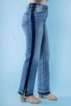 These jeans are a lighter denim wash with a dark side seam detail. Jeans Website, Fixing Clothes, Two Tone Jeans, Como Fazer Short, Ropa Upcycling, Jackets Style, Blue Map, Style Casual Chic, Ankle Length Jeans