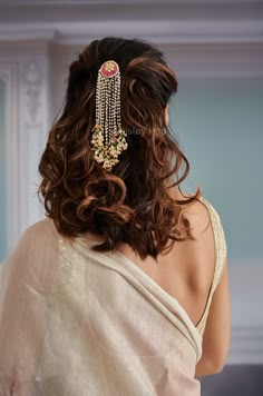 This pink kundan braid pin offers a celestial beauty that is fit for royalty. Each delicate kundan sparkles with timeless elegance, embodying the essence of celestial allure. The suspended pearls resemble dewdrops on delicate petals, creating a mesmerizing display of celestial charm with every movement. Adding a hint of verdant allure to the ensemble are small units of green kundan, reminiscent of a blooming spring garden. Trinkets of pearls further enhance the elegance and grace of this piece, creating a harmonious symphony of celestial beauty. Closure - Hook Hair Accessories For Women Traditional, Kundan Hair Accessories, Girlish Hairstyles On Lehenga, Pearls In Hair, Hair Accessories Indian, Hair Accessories For Women Wedding, Garden Trinkets, Indian Hair Accessories, Hair Accessories Gold