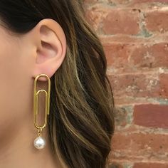 Materials: 24k gold plated brass, 12mm Swarovski faux pearl Length: 2.5"/ 6.3cm Made in NYC LL24-05 Paperclip Earrings, Hair Jewels, Cuff Rings, Brass Earrings, Gift Store, Paper Clip, Corporate Gifts, Faux Pearl, Anklets